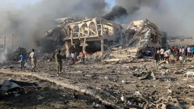 Building wey don burn and collapse