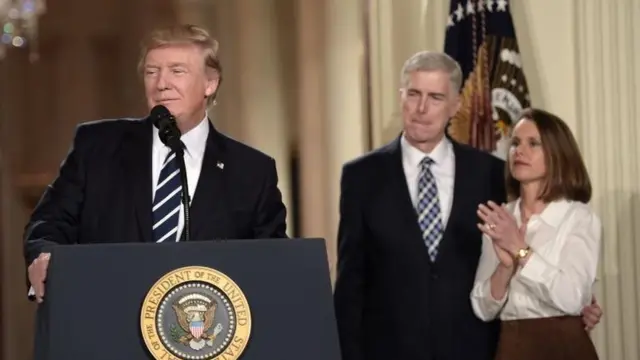 Trump con Gorsuch y su esposa durante el anuncio.