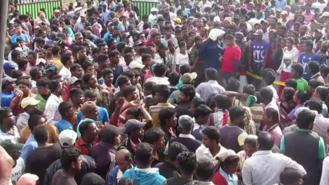 பள்ளி மாணவி பலியான சம்பவத்தையடுத்து ஆத்திரமுற்ற பொது மக்களால் கனரக வாகனமொன்று தீ வைத்து எரிக்கப்பட்டுள்ளது.