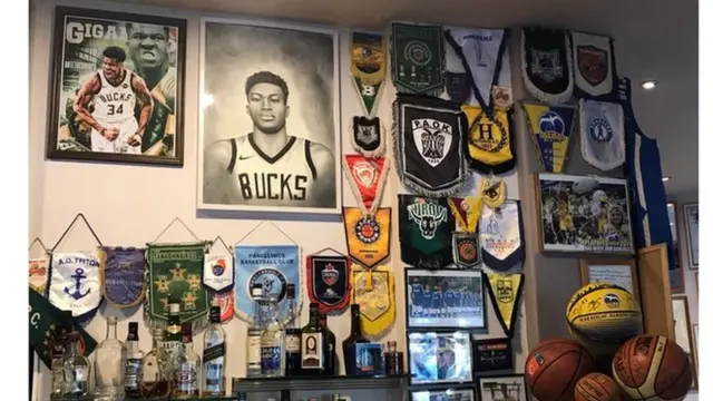 ni ikirango n'ishema ahantu hahurira abantu benshi, aha ni muri kamwe mu tubari tw'i Athens