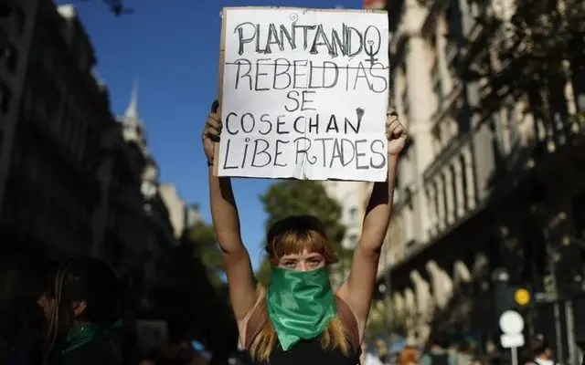Mujer protestando en Buenos Aires