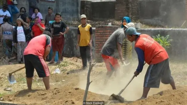 Bengkalanın kolok icması adətən gözətçi və qəbirqazan işlərində çalışırlar