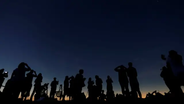 Personas en el momento en el que el eclipse se vuelve total.