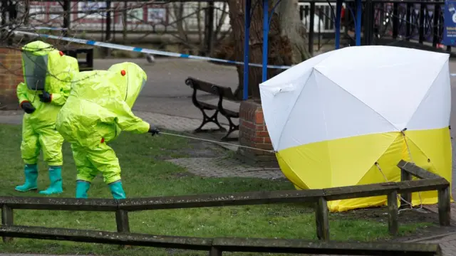 Скамейку, на которой нашли Скрипалей, накрыли палаткой