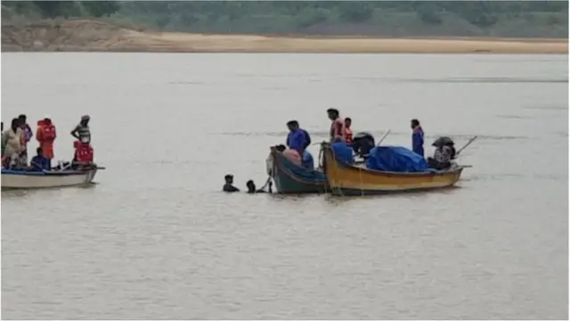 గోదారిలో బోటు కోసం వెలికితీత పనులు