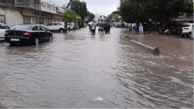 ભારે વરસાદને કારણે રસ્તાઓ પર પાણી ફરી વળ્યાં હતાં