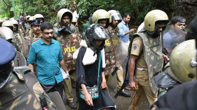 ஐயப்பன் கோயிலை நோக்கி ரெஹானா ஃபாத்திமா.