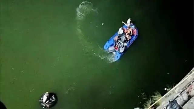 देर रात तक राहत और बचाव कार्य जारी था