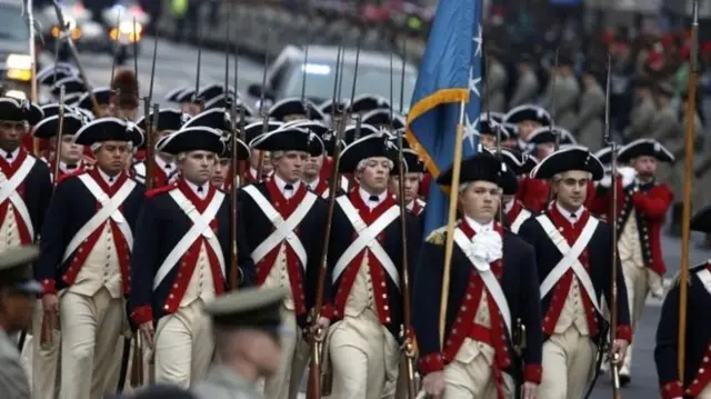 ทหารในชุดย้อนยุคเป็นหนึ่งในกลุ่มที่ร่วมขบวนพาเหรด