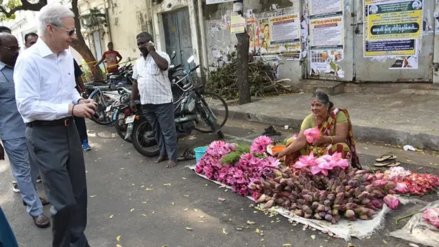 தெருவோர டீ கடையில் டீ ஆற்றிய அமெரிக்க தூதர்