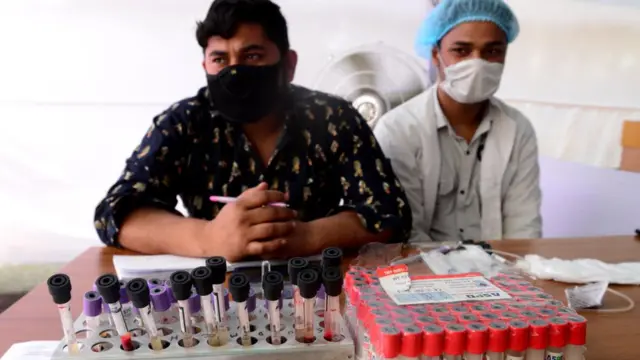 ঢাকা মেডিকেল কলেজ হাসপাতালে ঠাণ্ডা-কাশি-জ্বরের রোগীদের রক্ত সংগ্রহ করা হচ্ছে নমুনা হিসেবে।