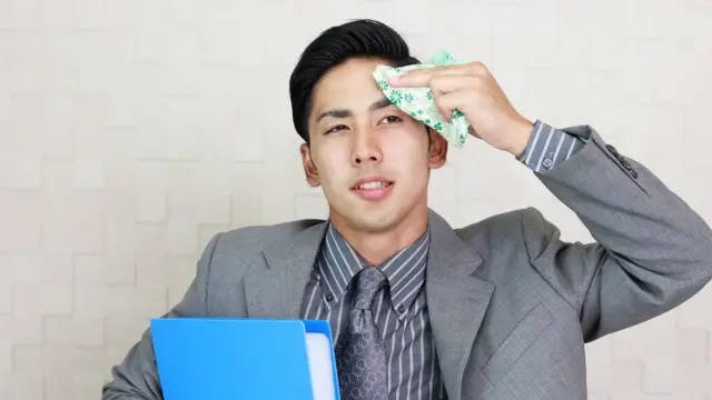 Un trabajador limpiándose el sudor de la frente