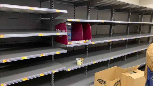 货架没有货品的划面,加剧抢购潮。