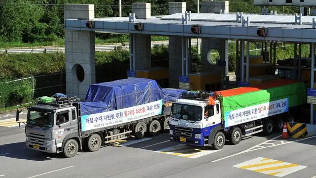 2010년 9월 16일 북한 수재민들을 위한 밀가루 530톤을 실은 남한의 트럭들