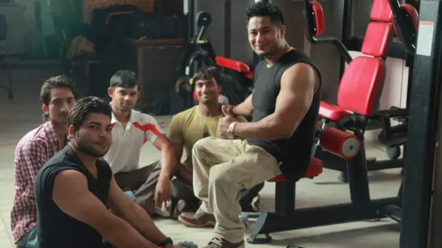 कुछ लोगों के साथ जिम में बैठे सलूजा
