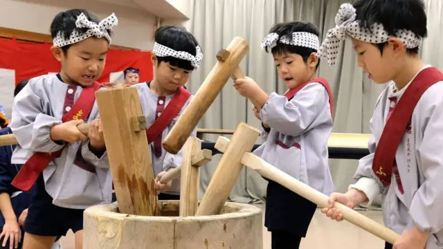 জাপানি স্কুলের শিক্ষার্থীরা।