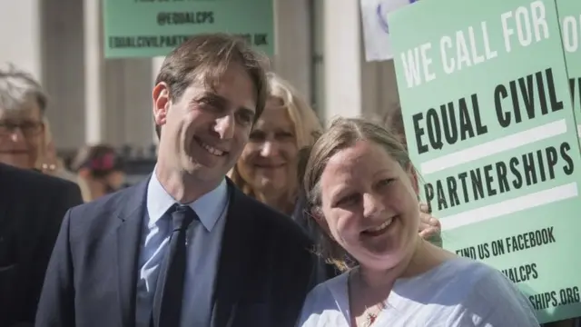 Rebecca Steinfeld e Charles Keidan na porta do tribunal