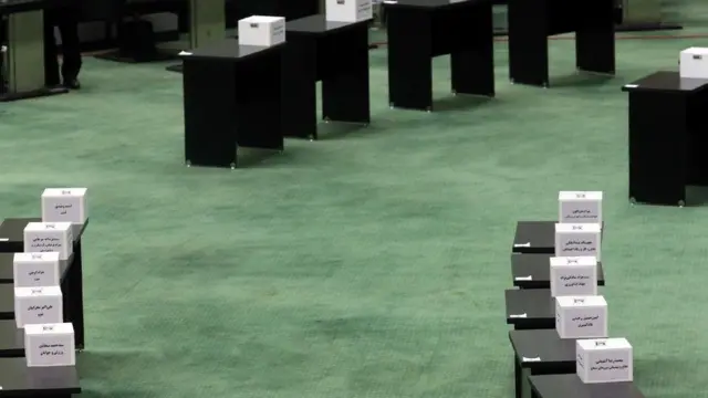 ۱۹ صندوق در مقابل جایگاه هیات رئیسه، برای اخذ رای از نمایندگان تعبیه شده