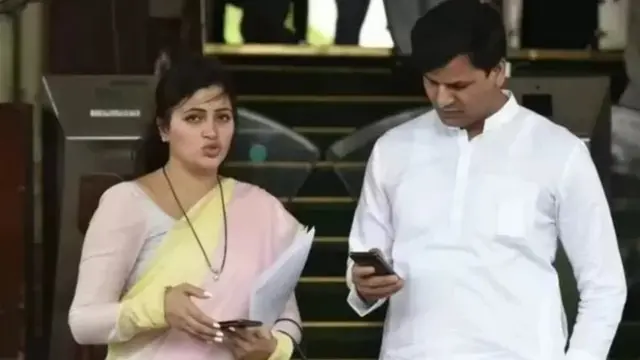 લોકસભાની વેબસાઇટ પર અપાયેલ જાણકારી પ્રમાણે નવનીત રાણાનો જન્મ મુંબઈમાં થયો હતો અને તેમણે બી. કૉમ સુધીનો અભ્યાસ કર્યો છે