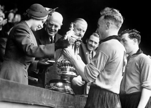 Elizabeth entrega a Copa da Inglaterra a Billy Wright.