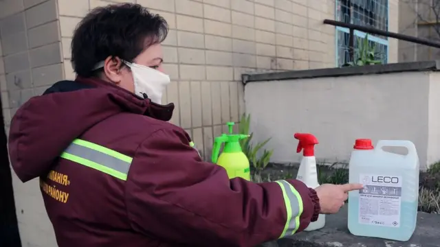 Комунальниця проводить дезінфекцію