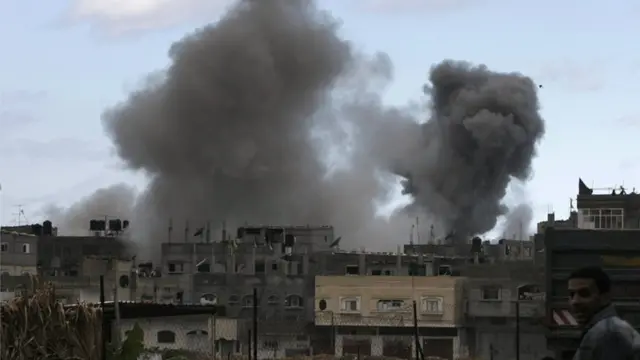 الدخان يتصاعد بعد غارة جوية اسرائيلية على مخيم جباليا للاجئين شمال قطاع غزة