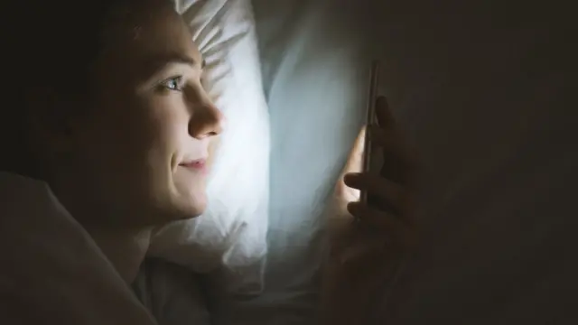 mujer mirando celular