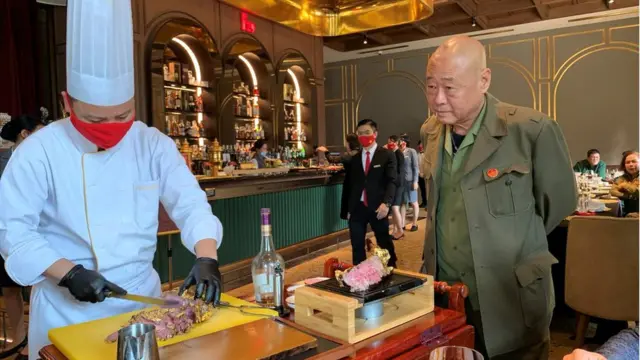 Một đầu bếp phục vụ món bít tết dát vàng cho một cựu chiến binh tại khách sạn Dolce By Wyndham Hanoi Golden Lake, ở Hà Nội