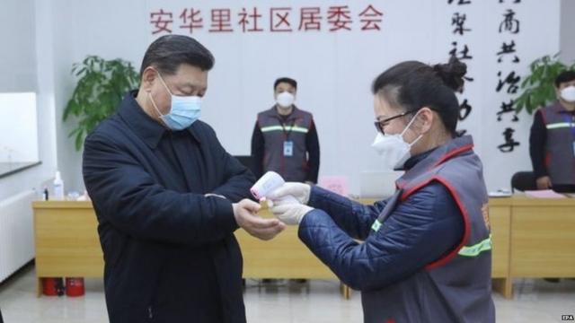 Лидер Китая избегал камер с начала эпидемии, но 10 февраля он посетил больницу в Пекине
