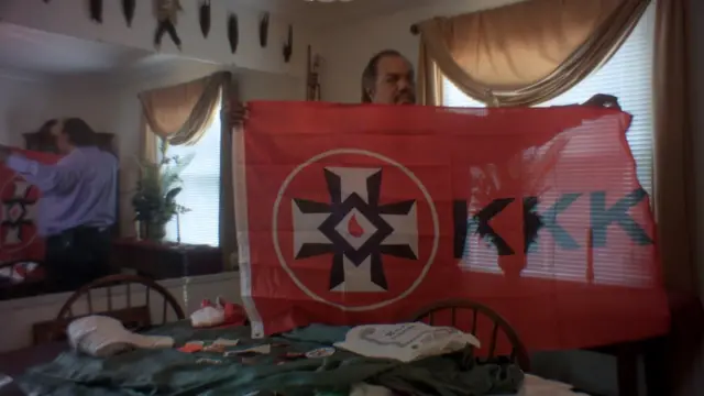 Daryl Davis mostra bandeira da Ku Klux Klan