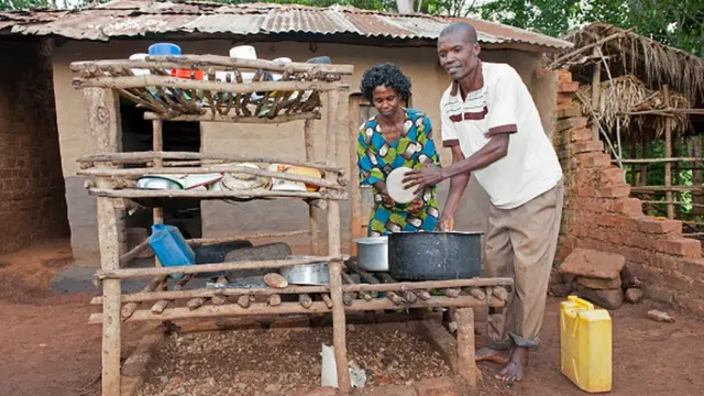 Nwoke na-enyere nwunye ya aka