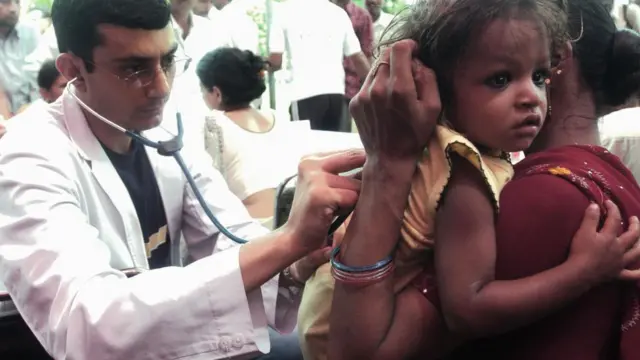 রক্তের আকাল মেটাতে কলকাতা পুলিশ এপ্রিল মাস জুড়ে কলকাতার নেতাজী ইন্ডোর স্টেডিয়ামে একটানা রক্তদান শিবির শুরু করেছে