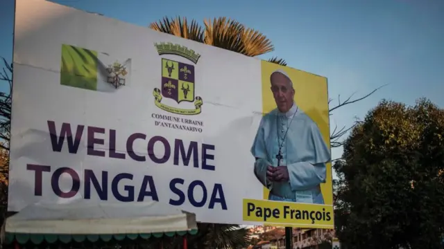 Papa anatarajiwa pia kuzuru kisiwa cha Madagascar, na tayari mabango ya kumlaki yameshamiri mitaani.