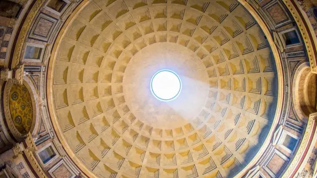 فضای داخلی پانتئون با نور طبیعی پر می‌شود