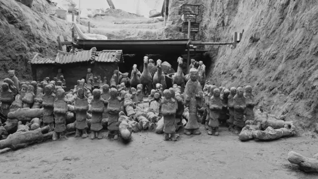 Conjunto de figuras de barro.