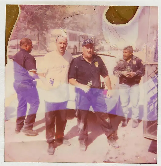 Foto de Alejandro con rescatistas el 11 de septiembre de 2001.