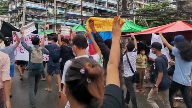 ကျောင်းအပ် စလက်ခံတဲ့နေ့ ဆန္ဒပြမှုတွေရှိနေ