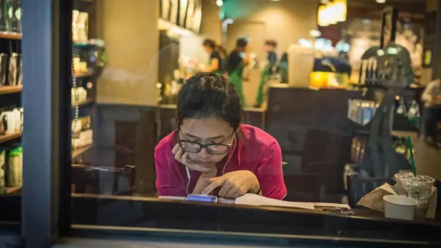 Дівчина зі смартфоном