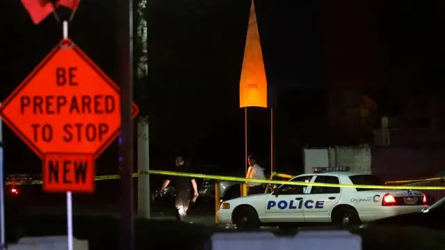 полицейская машина блокирует доступ к клубу