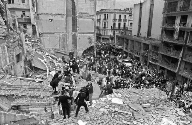 پلیس آرژانتین در خرابه‌های انفجار سال ١٩٩٤ در مقر یهودیان