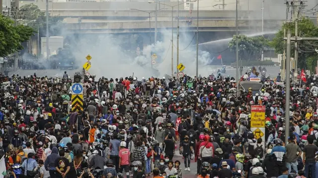 ฝูงชนจำนวนมากบนถนน