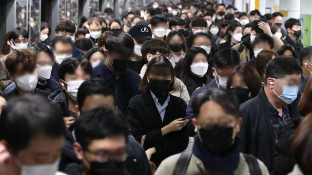 24일 서울 세종대로 지하철 광화문역에서 마스크를 착용한 시민들이 출근길에 나서고 있다