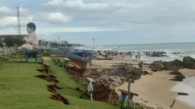 ధ్వంసమైన ఆర్కే బీచ్ చిల్డ్రన్స్ పార్క్