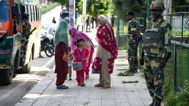 কাশ্মীরে সর্বত্র চোখে পড়বে সেনা উপস্থিতি
