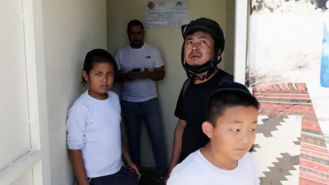 မေလ ၁၆ ရက်နေ့မှာ ဂါဇာဘက်က ဒုံးကျည် ပစ်ခတ်မှု အချက်ပေးသံကြောင့် ပုန်းခိုဖို့ လုပ်နေကြတဲ့ အစ္စရေး ဆက်ဒရော့မြို့သားများ (အစ္စရေးဘက်က ဒဏ်ရာရသူတော့ မရှိခဲ့)