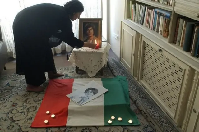 شمعی که پرستو فروهر هر آذرماه در محل کشته شدن مادر و پدرش روشن می‌کند