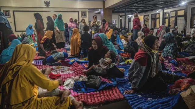 Sejumlah warga terdampak abu vulkanik dari awan panas guguran (APG) Gunung Semeru mengungsi di Kantor Kecamatan Candipuro, Lumajang, Jawa Timur, Minggu (4/12/2022).