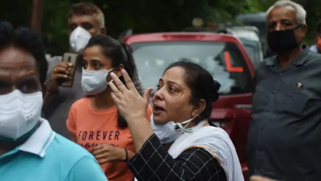 શ્રેય હૉસ્પિટલની બહારના દૃશ્યો