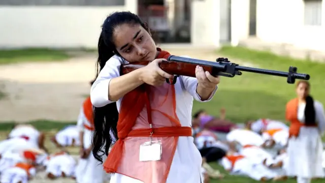 В Индии некоторые женщины учатся самообороне и стрельбе, чтобы уметь защитить себя. Но делает ли оружие жизнь более безопасной - большой вопрос