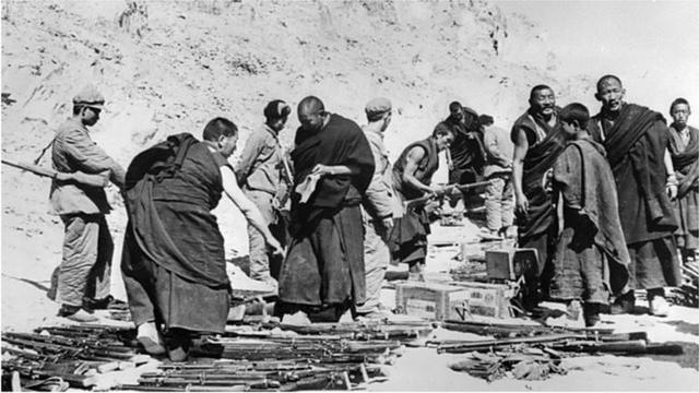 西藏武装被解放军缴械的资料照片。